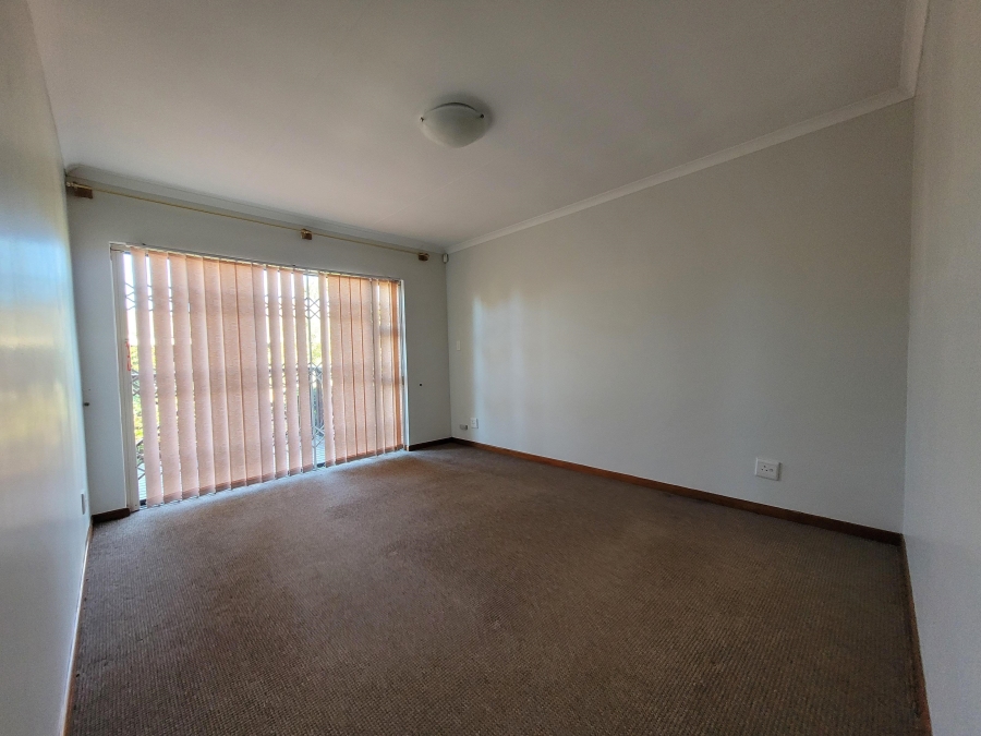 To Let 4 Bedroom Property for Rent in Wavecrest Eastern Cape